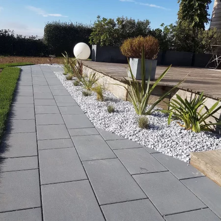 chemin-pave-et-massifs-de-gramines-devant-la-terrasse-bois-meximieux